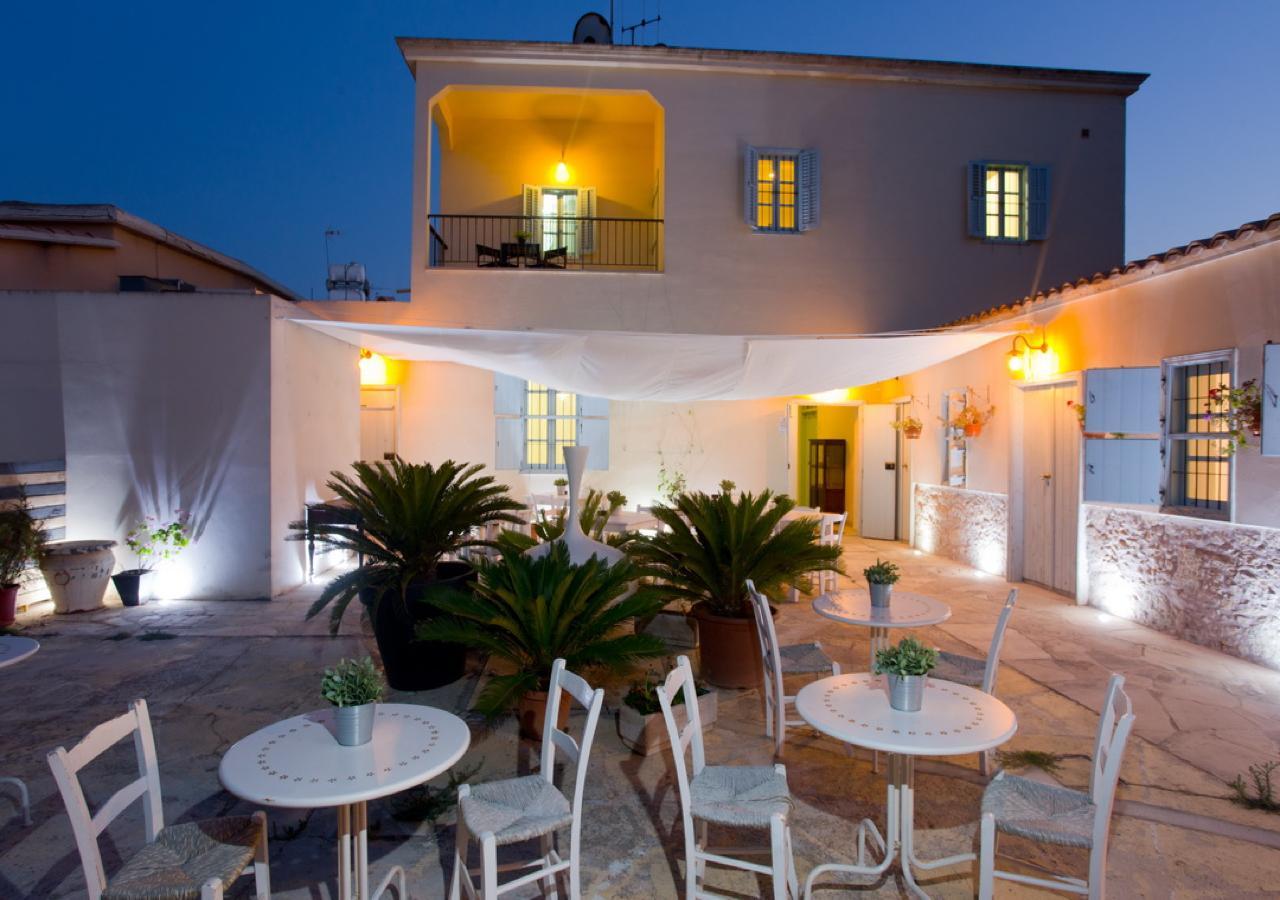 Shongas Inn Dherinia Extérieur photo