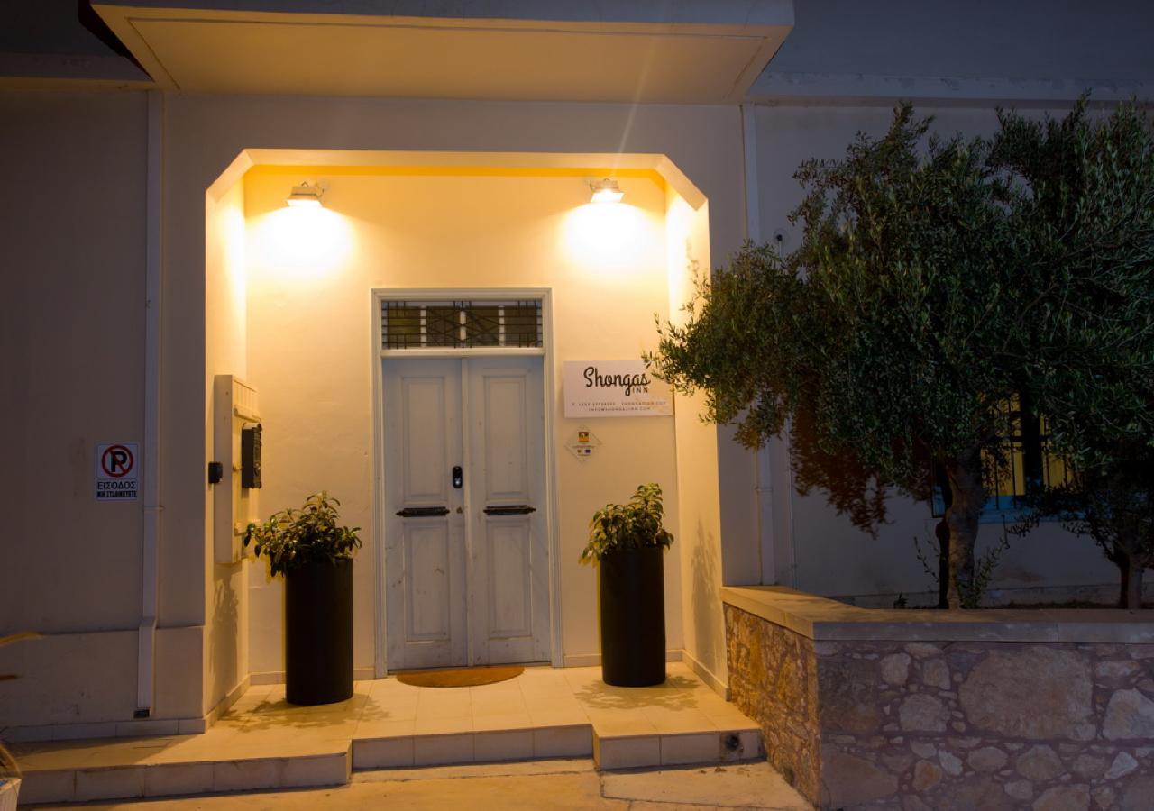 Shongas Inn Dherinia Extérieur photo