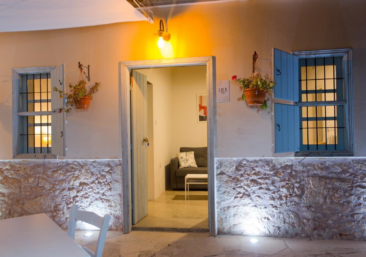 Shongas Inn Dherinia Extérieur photo